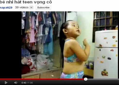 Một bé gái ăn mặc hở hang thể hiện ca khúc yêu đương "quằn quại" trên mạng. Ảnh chụp màn hình